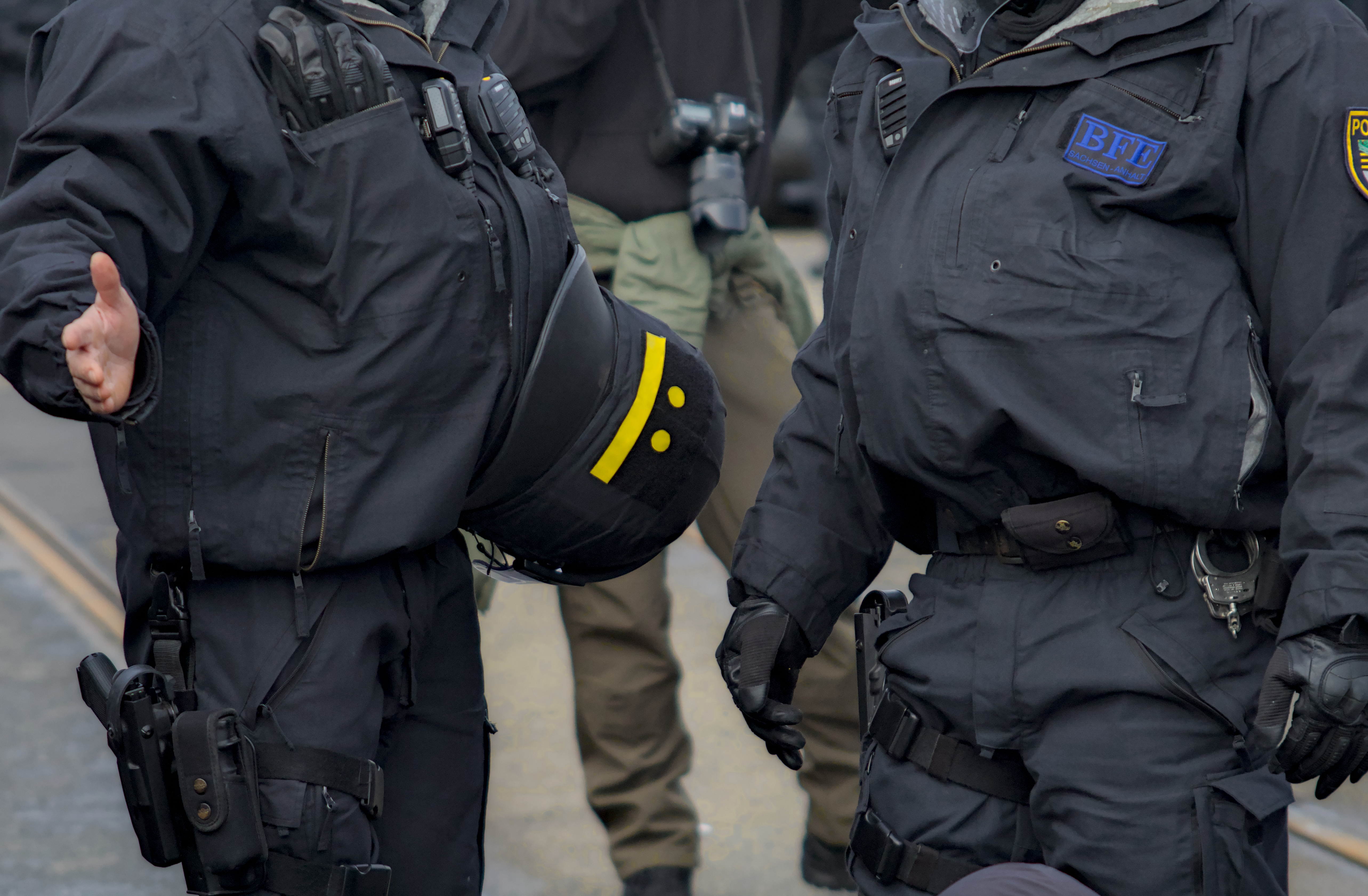 Ein verlinkter Instagram Beitrag, der zu meiner ersten Fotostrecke von mir bei 3540-Media führt. Auf dem Bild sieht man 2 Polizisten. Einer von ihnen hat einen Polizeihelm vorm Bauch, der aussieht wie ein trauriges Gesicht.