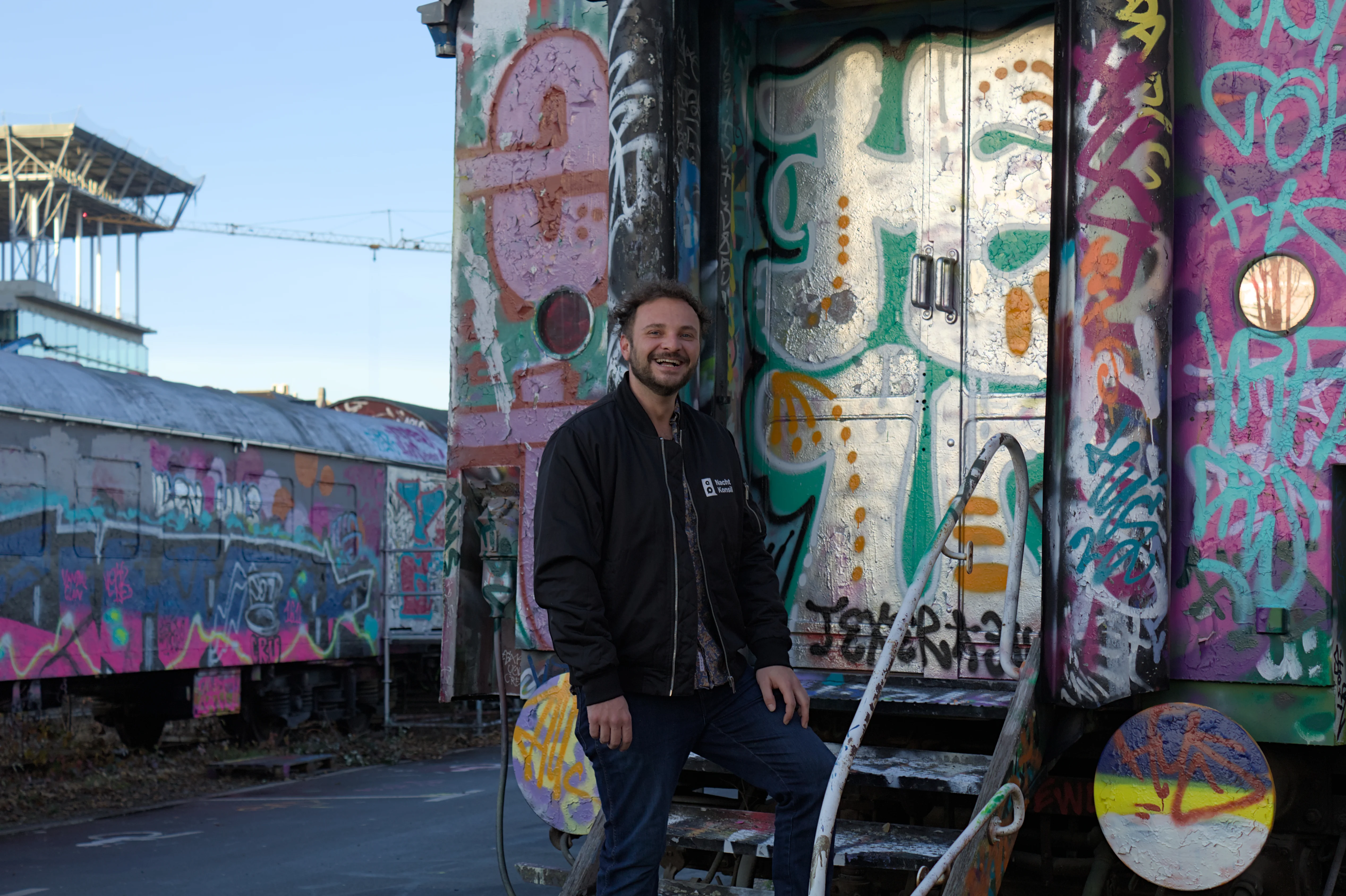 Ein Portrait von Christoph Litwinow, Jenas Nachtkulturkoordinator (Nachtbürgermeister), aufgenommen vor dem Kassablanca in Jena.