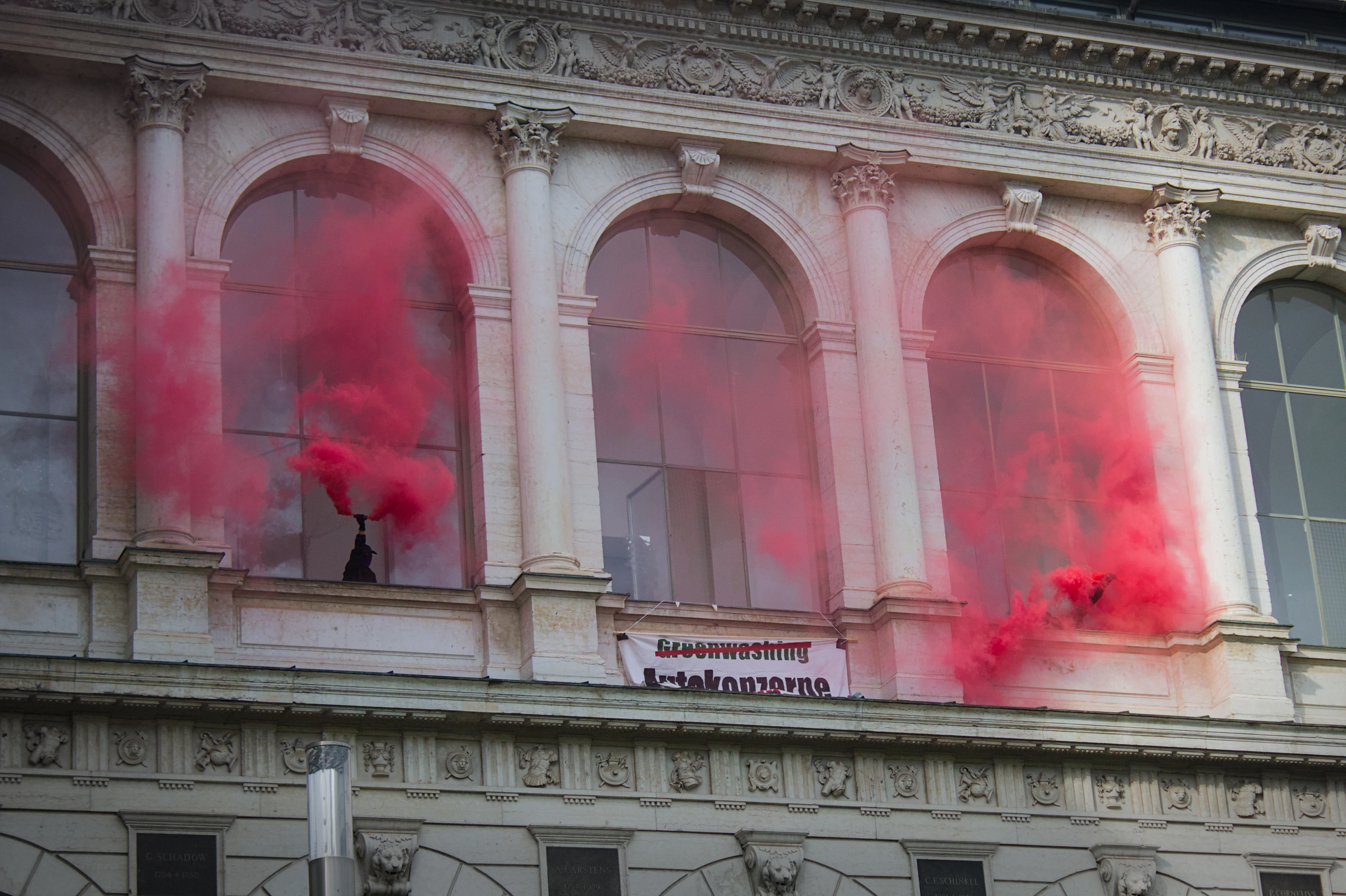 Ein Pressefoto von einem Bannerdrop gegen die IAA in München 2025.